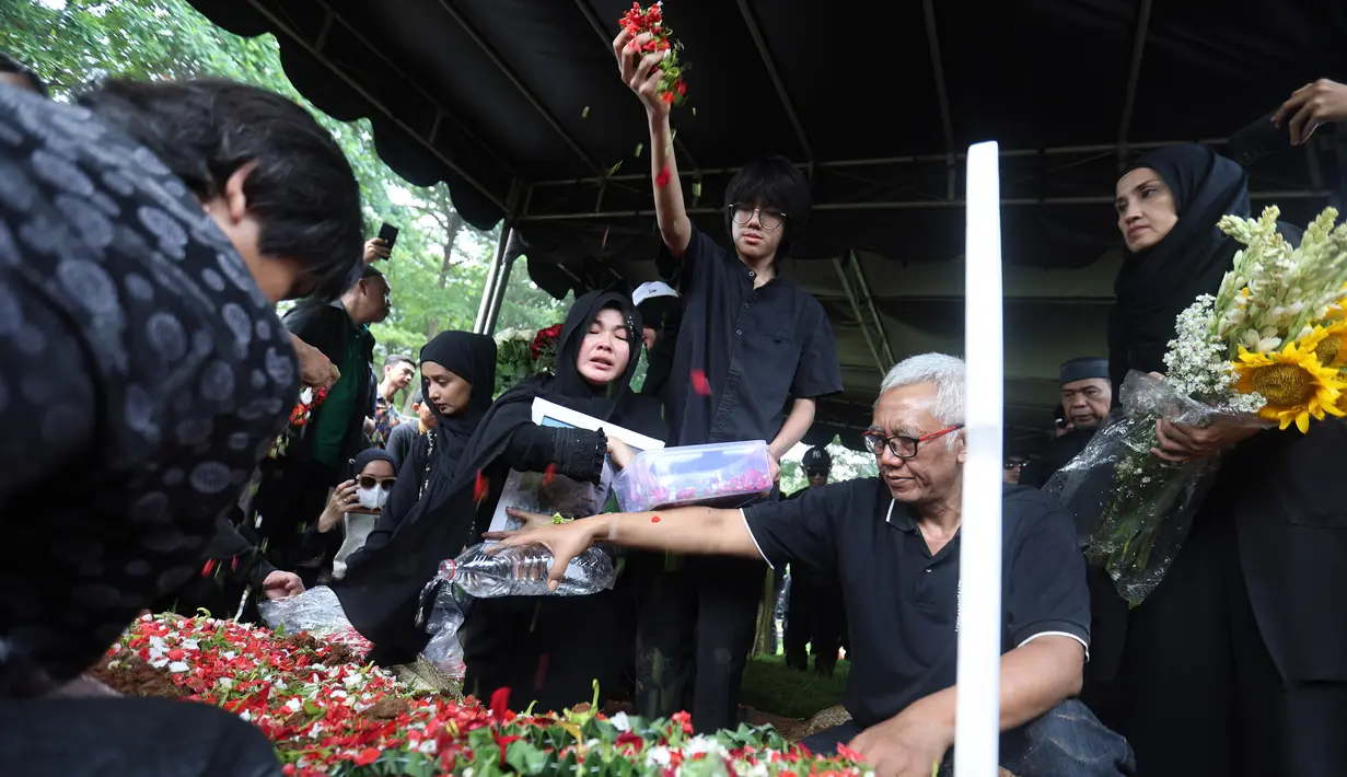 Prosesi pemakaman dibuka dengan sambutan pihak keluarga dan orang-orang terdekat almarhum. Tampak dalam foto, Karina Ranau bersama Quentin Stanislavski sesaat sebelum pemakaman Epy Kusnandar, di Tempat Pemakaman Umum (TPU) Jeruk Purut, Jakarta Selatan, Kamis (4/12/2025) pagi. (Kapanlagi.com/Budy Santoso)