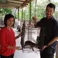 Warga Palembang, Rio Parlimo, menyerahkan kucing hitam ke BKSDA (Raden Fajar/Liputan6.com)