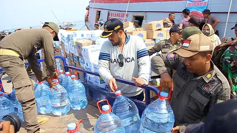 Wali Kota Probolinggo Habib Hadi Zainal Abidin ikut mendistribusikan ribuan galon air bersih ke Desa Gili Ketapang. (Istimewa)