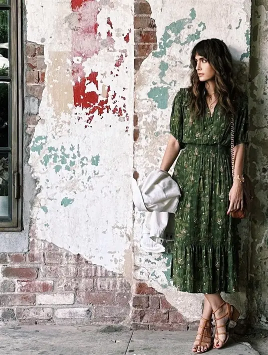 Kali ini, dress midi dengan aksen ruffle pada bagian pinggang dan bawah rok juga jadikan tampilannya kian cantik.  [Foto: Instagram/ Bianca Adinegoro]