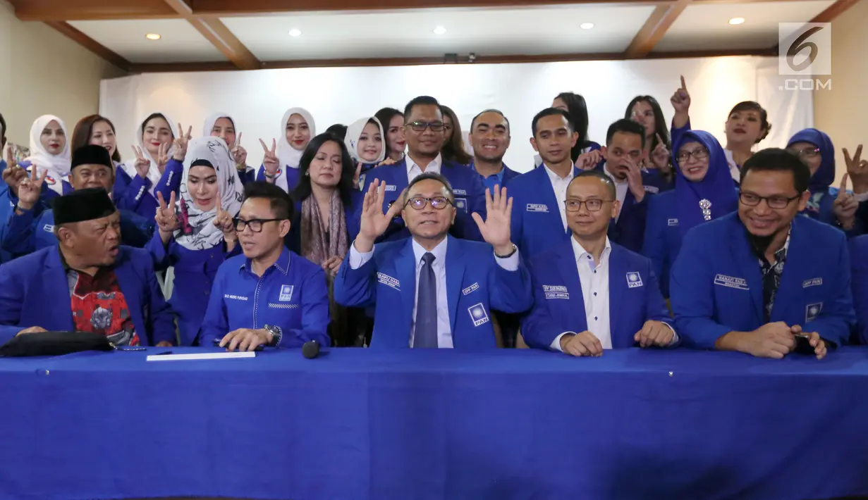 Ketua Umum Partai Amanat Nasional, Zulkifli Hasan (tengah) saat jumpa pers di Rumah PAN di kawasan Senopati, Jakarta, Kamis (12/4). Ketua PAN menegaskan bahwa partai berlambang Matahari ini masih tetap berada dalam koalisi pemerintah. (Liputan6.com)