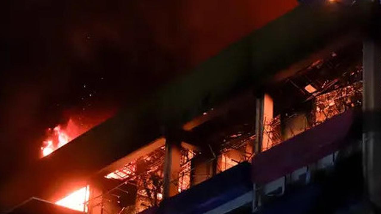 VIDEO: Pantang Menyerah Damkar Padamkan Kebakaran Glodok | Sinyal Puan PDIP Gabung Prabowo?