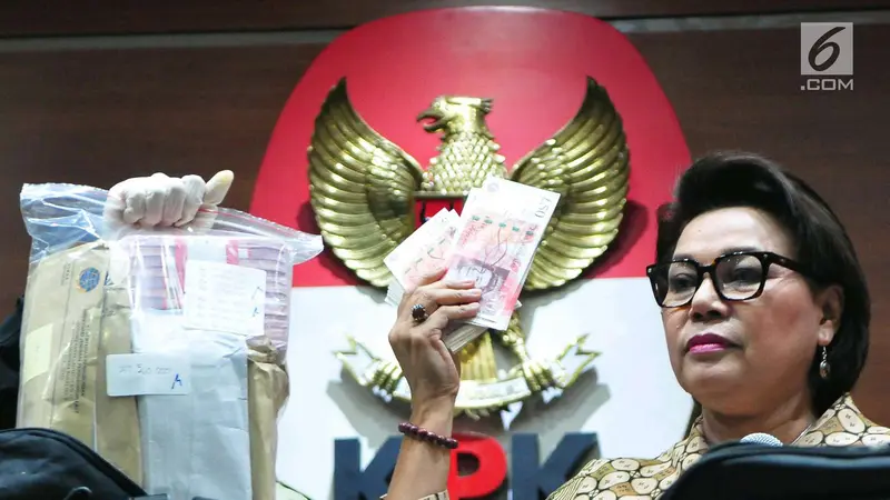 PHOTO: OTT Pejabat Kemenhub, KPK Tunjukan Barang Bukti Uang Lebih dari Rp 20 M