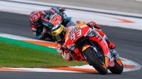 Pembalap Repsol Honda, Marc Marquez, berhasil meraih podium juara di MotoGP Valencia yang berlangsung di Sirkuit Ricardo Tormo, Minggu (17/11/2019) malam WIB. (AFP/Jose Jordan)