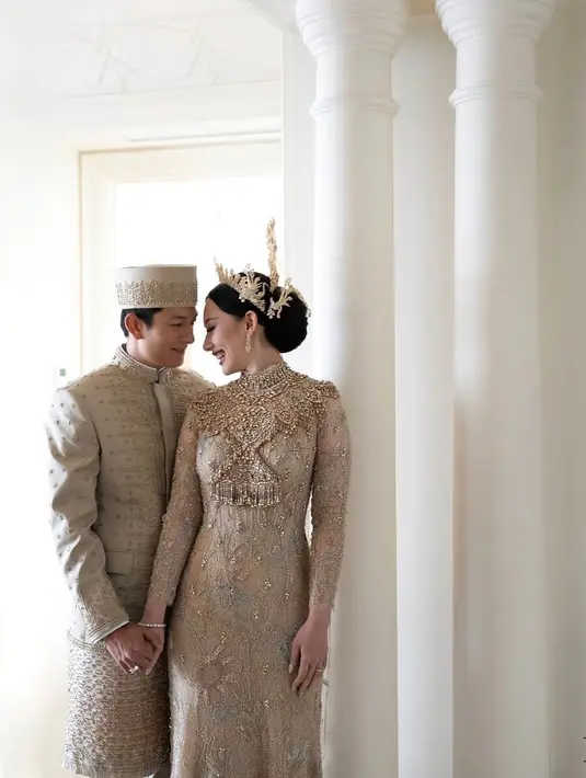 Semua busana yang dikenakan terorkestrasi begitu sempurna dan cantik.  [Foto: Instagram/ The Bridestory]