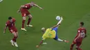 Penyerang Brasil Richarlison (kedua kanan) mencetak gol kedua timnya ke gawang Serbia pada laga perdana Grup G Piala Dunia 2022 Qatar di Lusail Stadium, Jumat (24/11/2022) dini hari WIB. Tim Samba sukses menumbangkan Serbia dengan skor 2-0. (AP Photo/Darko Vojinovic)