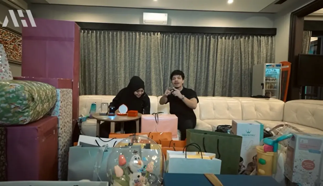 Aurel Hermansyah dan Atta Halilintar buka kado (Youtube/AH)
