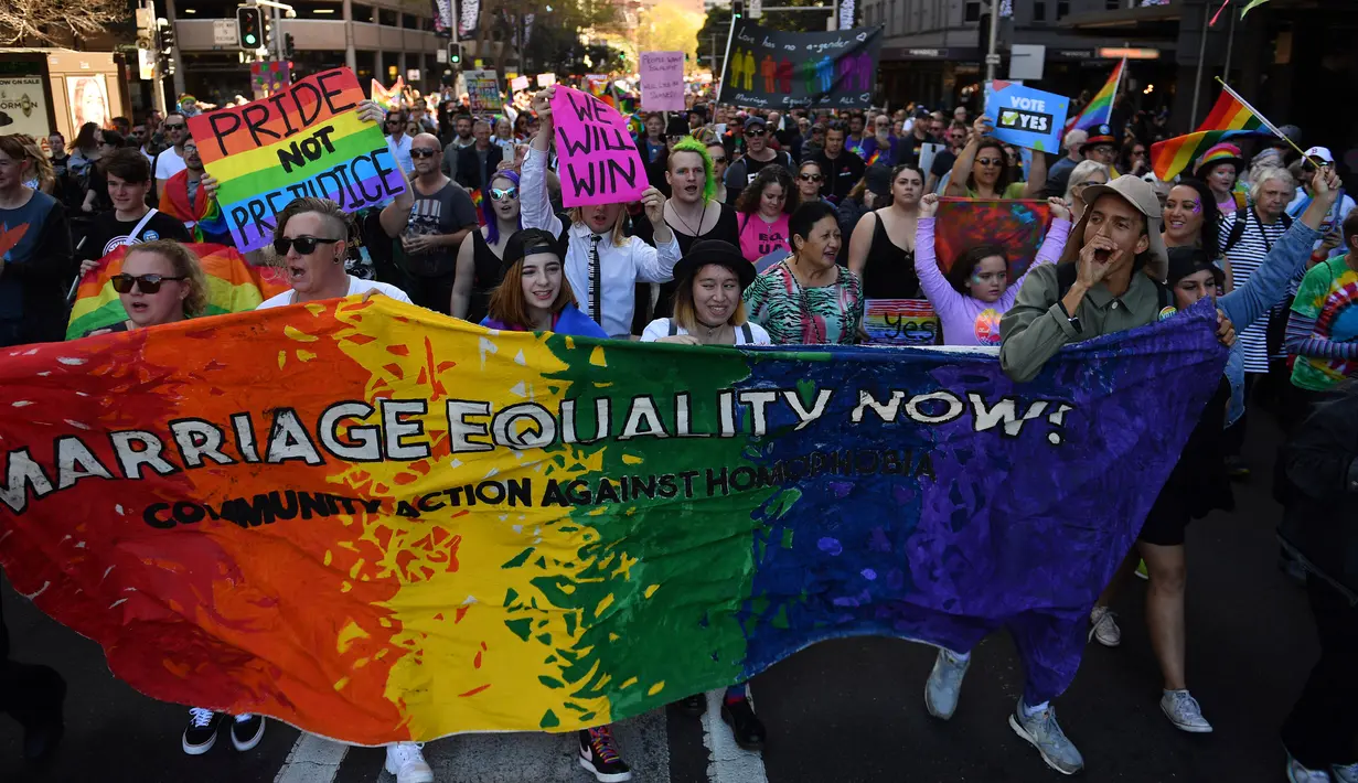 Ribuan orang mengikuti demo kesetaraan pernikahan sejenis di Sydney (10/9). Mereka turun kejalan untuk meminta kesetaraan pernikahan pasangan sesama jenis di Sydney. (AFP Photo/Saeed Khan)