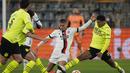 Pemain Besiktas. Can Bozdogan berebut bola dengan pemain Dortmund Jude Bellingham dalam pertandingan Grup C Liga Champions di Signal Iduna Park, Jerman, Rabu (8/12/2021). Dortmund menang telak atas Besiktas dengan skor 5-0. (AP Photo/ Martin Meissner)