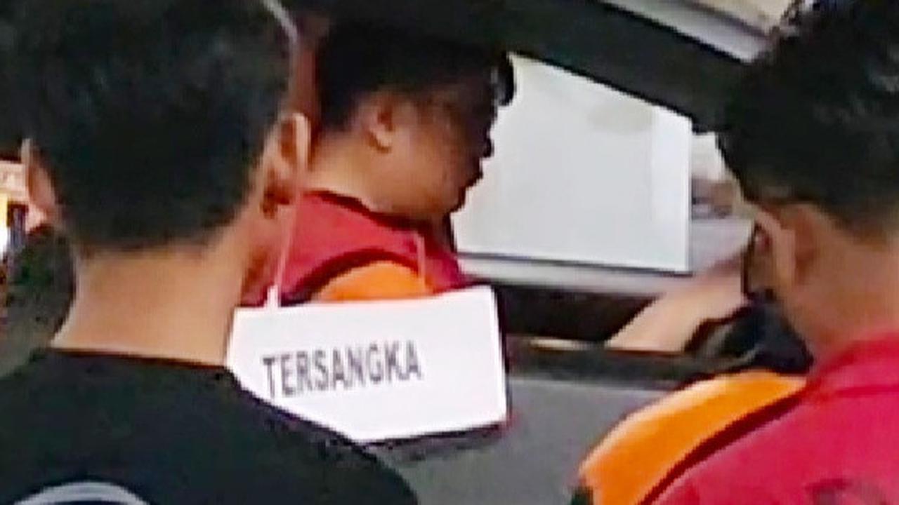 Gregorius Ronald Tannur saat rekonstruksi kasus tewasnya Dini Sera Afrianti. (Dian Kurniawan/Liputan6.com)