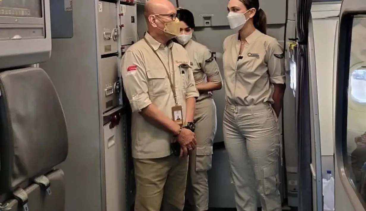 Keberadaan Luna Maya sebagai pramugari Super Air Jet tak lain karena aktris cantik ini terlibat dalam acara yang merupakan rangkaian ulang tahun pertama Super Air Jet. (FOTO: instagram.com/pramugarisuperairjet)