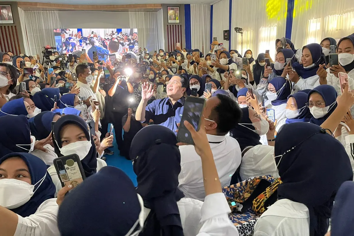 Menteri BUMN Erick Thohir dalam acara Sarasehan Milenial di Desa Putridalem, Jatitujuh, Majalengka, Jawa Barat, Jumat (13/5)
