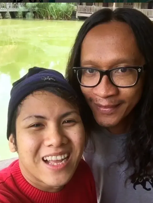 Mendegar suaminya datang, Evely sambil melirik berkata "Ayah Penampakan". Komedian itu pura-pura tidak mendengar, kembali meminta istrinya mengulang omongannya. (dok. Instagram)