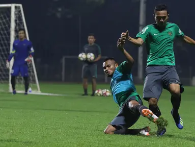Pemain Timnas Indonesia U-23, Saddil Ramdani (bawah) berebut bola dengan Ricky Fajrin saat latihan di Lapangan B Kompleks GBK, Jakarta, Rabu (30/5). Timnas Indonesia U-23 akan melakoni uji coba melawan Thailand U-23. (Liputan6.com/Helmi Fithriansyah)