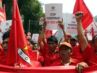 Massa dari Sentral Organisasi Karyawan Swadiri Indonesia (SOKSI) pimpinan Ali Wongso Sinaga melakukan aksi di depan gedung Direktorat Jenderal Administrasi Hukum Umum (Ditjen AHU) Kementerian Hukum dan HAM, Jakarta, (14/9). (Liputan6.com/Johan Tallo)