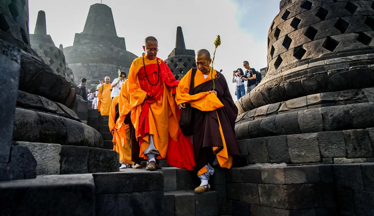 Sejumlah biksu saat berziarah ke Candi Borobudur, Magelang, Jawa Tengah, Sabtu (18/52019). Ziarah yang diikuti oleh para biksu dan umat Buddha tersebut untuk merefleksikan ajaran Sang Buddha serta menyambut Waisak 2563 BE/2019. (OKA HAMIED/AFP)