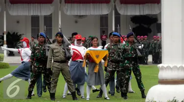 Pasukan pengibar bendera pusaka berlatih di Istana Presiden Gedung Agung, Yogyakarta, (12/8). Paskibraka yang beranggotakan pelajar ,TNI dan Polri akan melaksanakan upacara detik detik HUT RI ke 71 pada 17 Agustus mendatang. (Liputan6.com/Boy Harjanto)