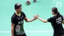 Pebulutangkis Indonesia, Praveen Jordan/Melati Daeva Oktavianti saat melawan Lee Yang/Yang Ching Tun (China Taipei) pada babak kedua ganda campuran Indonesia Masters 2020 di Istora GBK, Jakarta, Kamis (16/1/2020). Praveen/Melati unggul 20-22 21-12 21-12. (Liputan6.com/Helmi Fithriansyah)