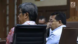 Terpidana korupsi e-KTP, Setya Novanto (kanan) saat menjadi saksi sidang lanjutan dugaan korupsi pengadaan e-KTP dengan terdakwa Irvanto Hendra Pambudi dan Made Oka Masagung di Pengadilan Tipikor, Jakarta, Selasa (18/9). (Liputan6.com/Helmi Fithriansyah)