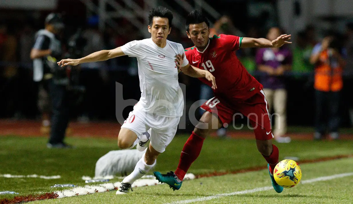 Pemain Indonesia, Bayu Pradana, berebut bola dengan pemain Vietnam, Nguyen Van Quyet (kiri), dalam laga leg pertama semifinal Piala AFF 2016 di Stadion Pakansari, Bogor, Sabtu (3/12/2016). (Bola.com/Peksi Cahyo)