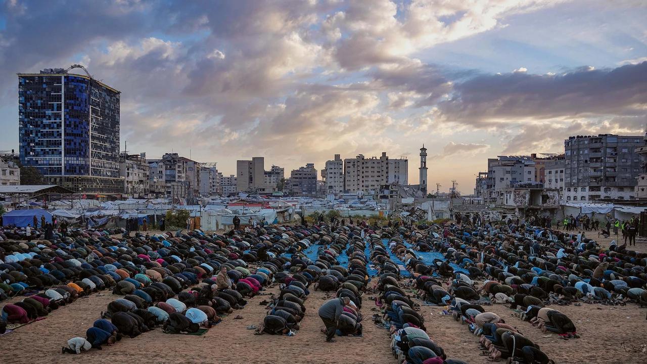 FOTO: Salat Idul Fitri di Tengah Reruntuhan Gaza