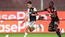Penyerang Juventus, Paulo Dybala, berebut bola dengan pemain Genoa pada laga lanjutan Serie A di Stadion Luigi Ferraris, Rabu (1/7/2020) dini hari WIB. Juventus menang 3-1 atas Genoa. (AFP/Miguel Medina)