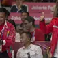 Presiden Indonesia, Joko Widodo, memberi dukungan kepada atlet wushu Indonesia, Lindswell Kwok, saat beraksi pada Asian Games di JIExpo, Jakarta, Senin, (20/8/2018). (Bola.com/Vitalis Yogi Trisna)