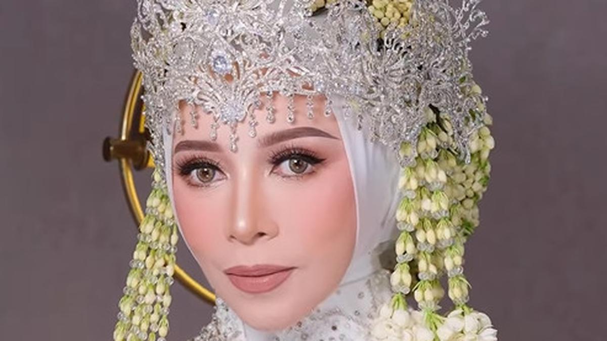 Potret Melly Goeslaw Pakai Siger Sunda di Wedding Anniversary 30 Tahun