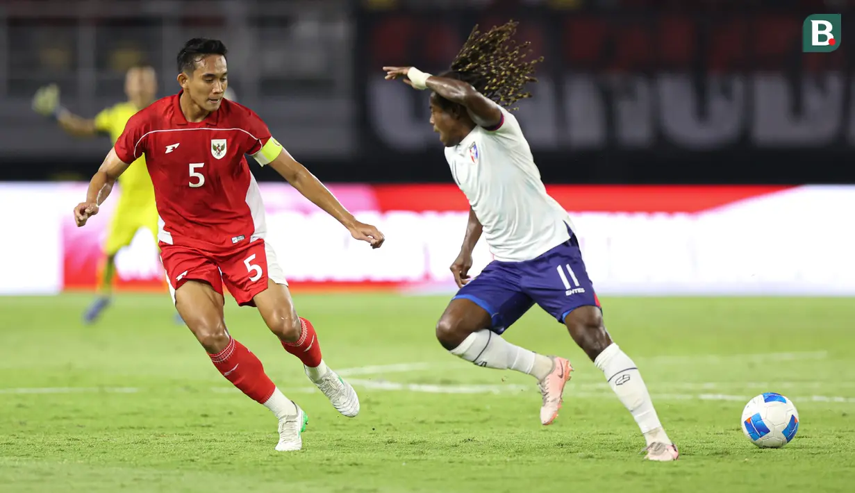 <p>Pemain Timnas Indonesia, Rizky Ridho mengumpan bola melewati pemain Chinese Taipei, Estama Jhon Miky Benchy dalam laga FIFA Matchday di Stadion Gelora Bung Tomo (GBT), Surabaya, Jumat (05/09/2025). (Bola.com/Abdul Aziz)</p>