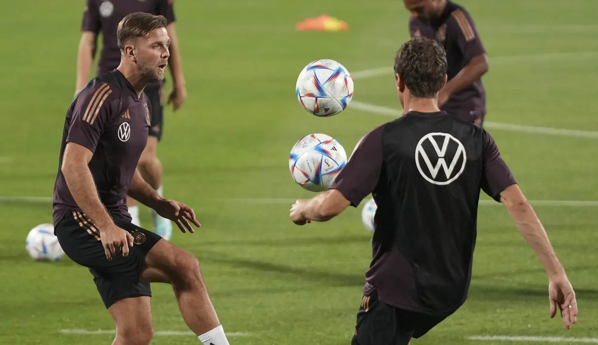 <p>Pemain Jerman Niclas Fuellkrug, dan Thomas Mueller melakukan juggling bola saat sesi latihan di stadion Al-Shamal di Al-Ruwais, Qatar, Selasa, 29 November 2022. Jerman akan memainkan pertandingan ketiga melawan Kosta Rika pada grup E Piala Dunia 2022, Kamis, 1 Desember. (AP Photo/Matthias Schrader)</p>