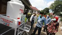 Wali Kota Bandung, Oded M. Danial menerima CSR dari PT Pertamina Persero berupa 12 unit tempat cuci tangan (wastafel portable) kepada Pemerintah Kota (Pemkot) Bandung di Pendopo Kota Bandung, Jln. Dalem Kaum, Bandung, Jumat (3/4/2020). (sumber foto : Humas Pemkot Bandung)