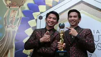 Ekspresi kembar, Rizki Ridho jebolan D'Academy berasil menyabet sebagai Grup/Duo Dangdut Terpopuler untuk ketiga kalinya. Keduanya menyingkirkan, Trio Macan, 2 Racun, Duo Anggrek, Rizki Ridho D'Academy, Duo Alfin D'Academy. (Deki Prayoga/Bintang.com)