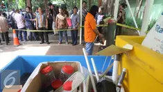 Pelaku perdagangan ilegal bibit lobster atau benur bersama barang bukti di perlihatkan di Polda Metro Jaya, Jakarta, Jumat (23/12). Polisi mengamankan 27.000 benur jenis pasir, 1.500 benur jenis mutiara, satu tabung oksigen. (Liputan6.com/Gempur M. Surya)