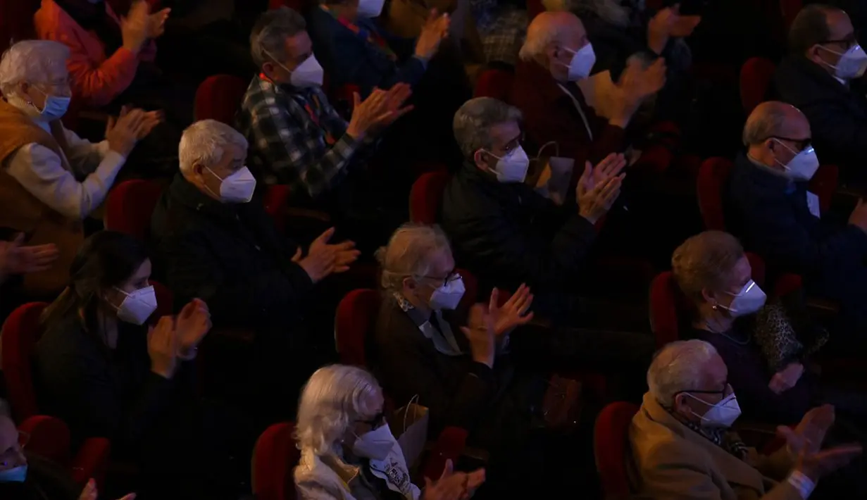 Para lansia penghuni panti jompo yang telah menerima vaksin virus corona COVID-19 menyaksikan pertunjukan di EDP Gran Via Theatre, Madrid, Spanyol, 24 Februari 2021. Pandemi COVID-19 di Spanyol mencatatkan kematian sekitar 68.000 orang dari lebih dari 3,1 juta kasus. (GABRIEL BOUYS/AFP)