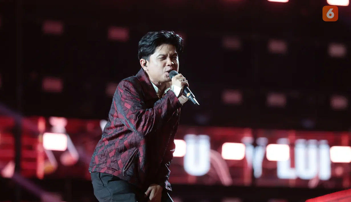 Juicy Luicy tampil menghibur dengan membawakan lagu-lagu hitsnya pada malam puncak HUT SCTV 36 Xtraordinary di Studio Emtek City, Jakarta, Senin (24/8/2026). (KLY/Budy Santoso)