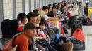 Sejumlah pemudik menanti kedatangan kereta di ruang tunggu penumpang Stasiun Senen Jakarta, Sabtu (2/7). Ribuan pemudik kembali memadati Stasiun Senen untuk berangkat menuju kota kota di pulau Jawa. (Liputan6.com/Helmi Fithriansyah)