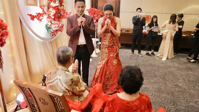 7 Momen Upacara Teapai Delon dan Aida Chandra, Seserahan Barang Mewah