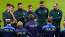 Pemain Italia mendengarkan pelatih Roberto Mancini selama sesi latihan di stadion Hive di London, Inggris, Senin (5/7/2021). Italia merengkuh tiket semifinal Euro 2020 usai menang 2-1 atas Belgia. (AP/Matt Dunham)