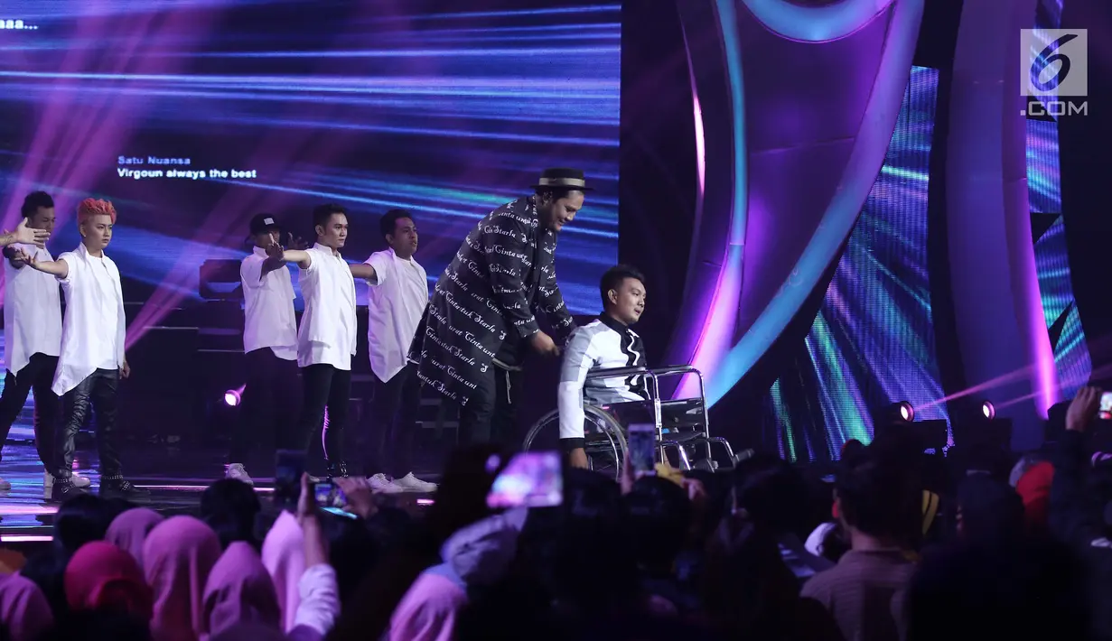 Vokalis dari band Last Child Virgoun saat tampil pada malam puncak HUT ke-27 SCTV di Hall D, Jiexpo Kemayoran, Jakarta, Kamis (24/8). Virgoun membawakan lagu andalannya, "Surat Cinta untuk Starla". (Liputan6.com/Herman Zakharia)