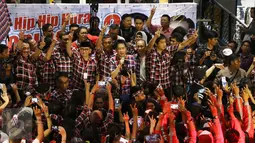 Kegiatan flash mob yang diusung artis-artis pendukung Ahok-Djarot bersama para relawan dan pendukung tersebut untuk mendapatkan dukungan dari masyarakat, Senayan, Jakarta, Sabtu (21/01). (Liputan6.com/Herman Zakharia)