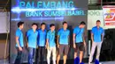 Tim putra Palembang Bank Sumsel Babel diperkenalkan saat Pembukaan Proliga 2016 putaran pertama yang berlangsung di GOR Ken Arok, Malang, Jumat (19/2/2016). (Bola.com/Nicklas Hanoatubun)