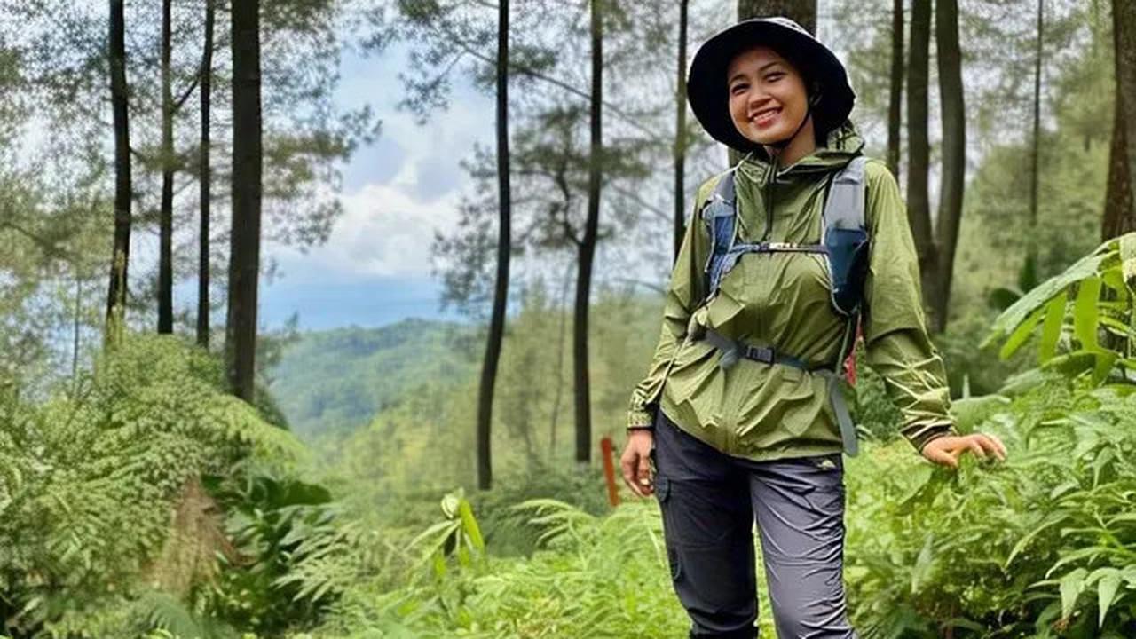 10 Inspirasi Hiking Outfit Wanita, Tampil Stylish &amp; Nyaman di Alam Bebas
