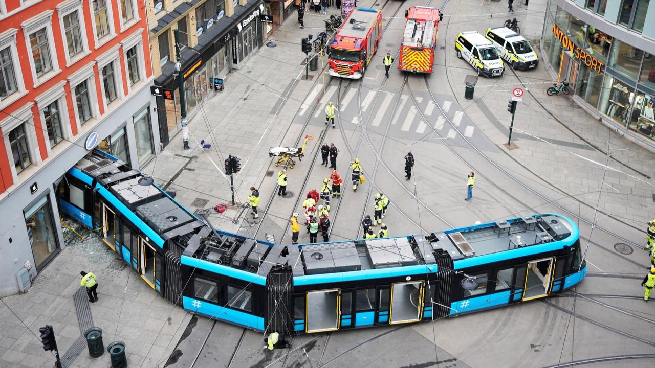 FOTO: Kondisi Trem Tergelincir dan 'Nyelonong' Masuk Toko di Oslo