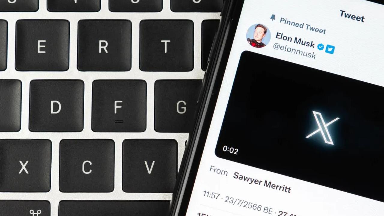 Akibat atas pernyataan tersebut beberapa perusahaan besar menarik iklan mereka di platform miliknya dan saham Tesla pun mengalami penurunan.<br>