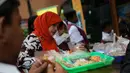 Badan Pengawas Obat dan Makanan (BPOM) melakukan sidak jajanan di SDN 15 Rawamangun, Jakarta, Senin (13/4/2015). Sidak tersebut untuk mengawasi peredaran makanan serta sosialisasi terhadap bahaya makanan mengandung formalin. (Liutan6.com/Faizal Fanani)