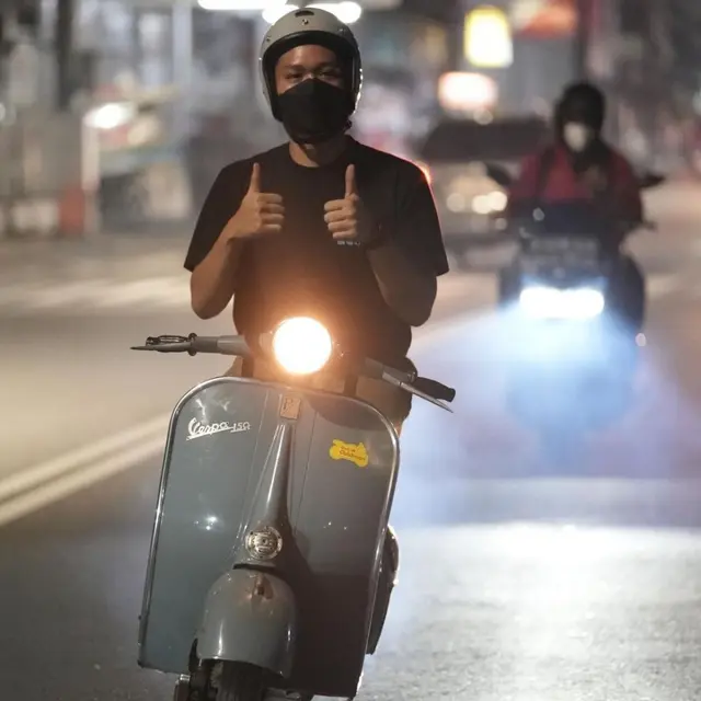 7 Potret Seru Azriel Hermansyah yang Kini Jadi Anak Vespa Klasik