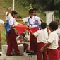 Tsunami tak hanya menghilangkan harta benda dan nyawa, tetapi juga melenyapkan harapan puluhan anak desa untuk kemba;li bersekolah.