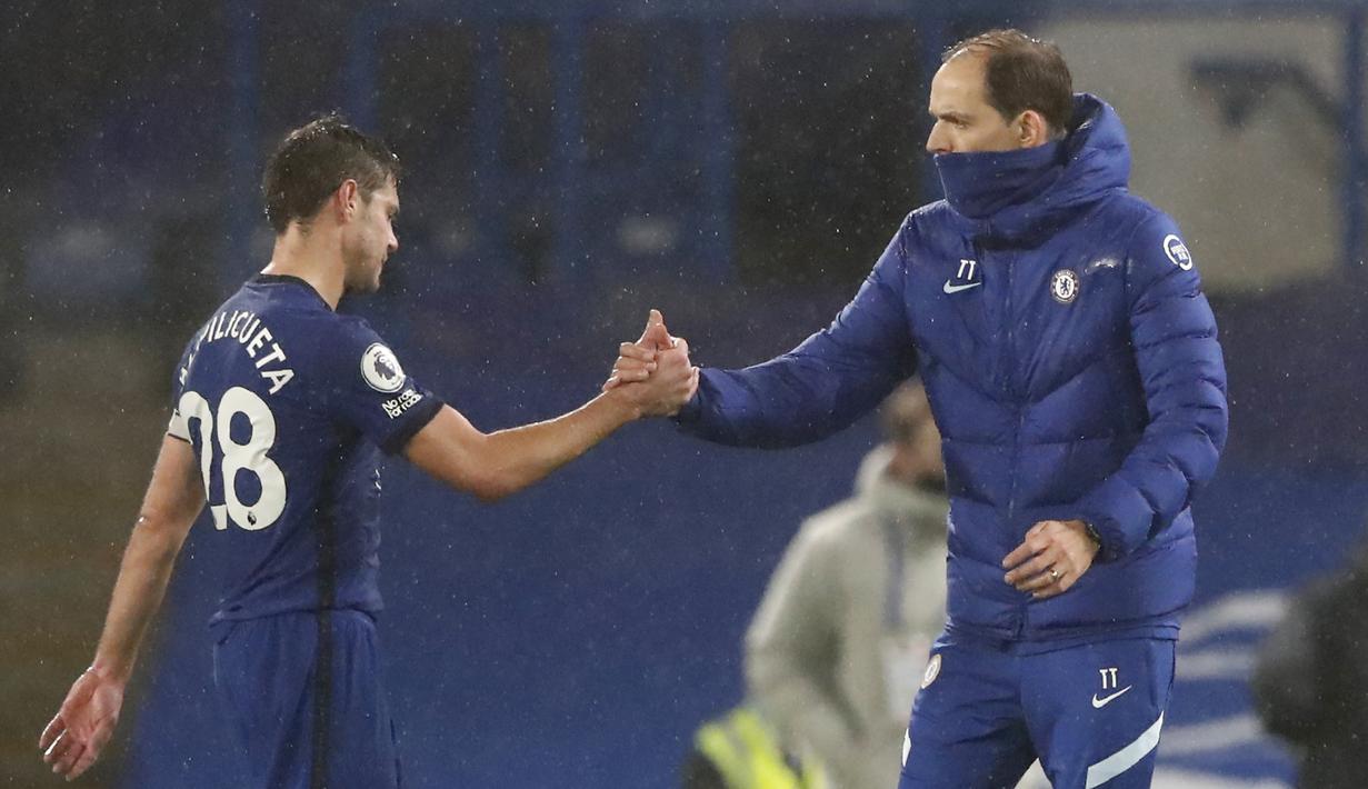 Thomas Tuchel menyalami kapten tim, Cesar Azpilicueta usai berakhirnya laga melawan Wolverhampton Wanderers dalam laga lanjutan Liga Inggris 2020/21 pekan ke-20 di Stamford Bridge, Rabu (27/1/2021). Chelsea bermain imbang 0-0 dengan Wolverhampton Wanderers. (AP Photo/Frank Augstein)