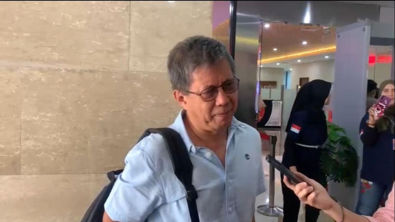 VIDEO: Sambil Tertawa Rocky Gerung Balas Hotman "Panjat Sosial Pakai Cincin di Jarinya"
