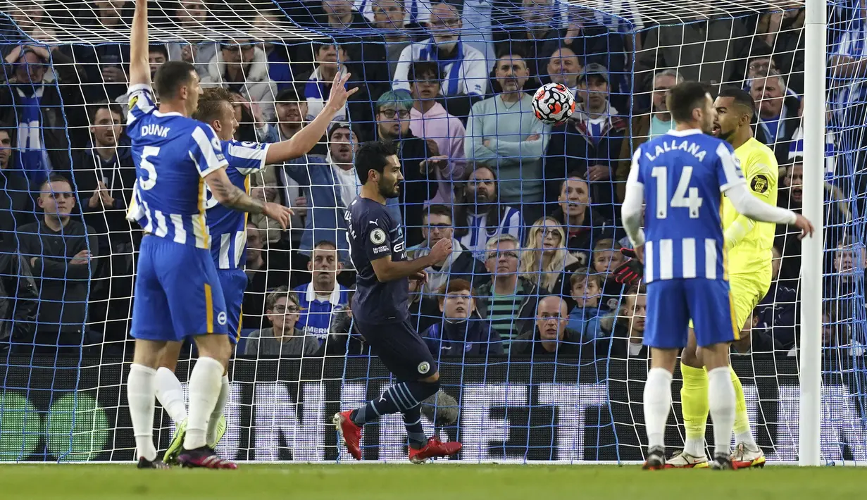 Gelandang Manchester City, Ilkay Gundogan berselebrasi usai mencetak gol ke gawang Brighton and Hove Albion pada pertandingan lanjutan Liga Inggris di Stadion AMEX, London, Sabtu (23/10/2021). City menang telak atas Brighton 4-1. (Gareth Fuller/PA via AP)